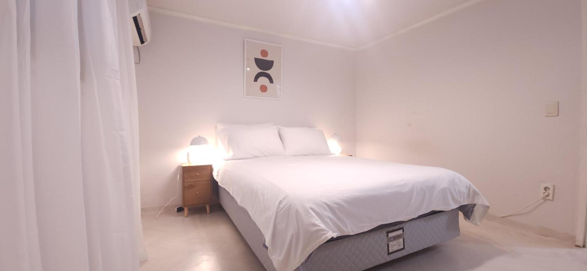 Apartment B-1 White Linen House *