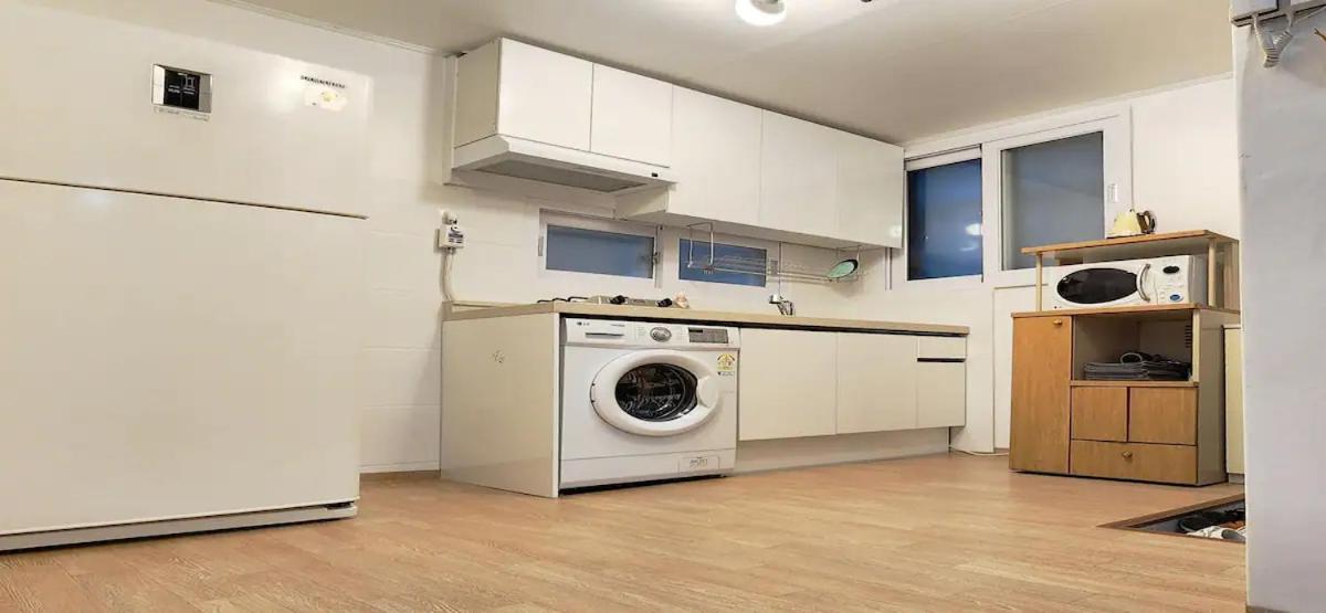 Apartment K-10 White Linen House