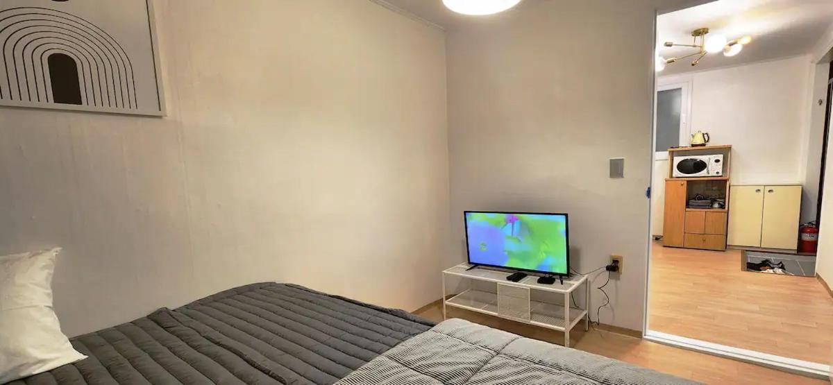 Apartment K-10 White Linen House