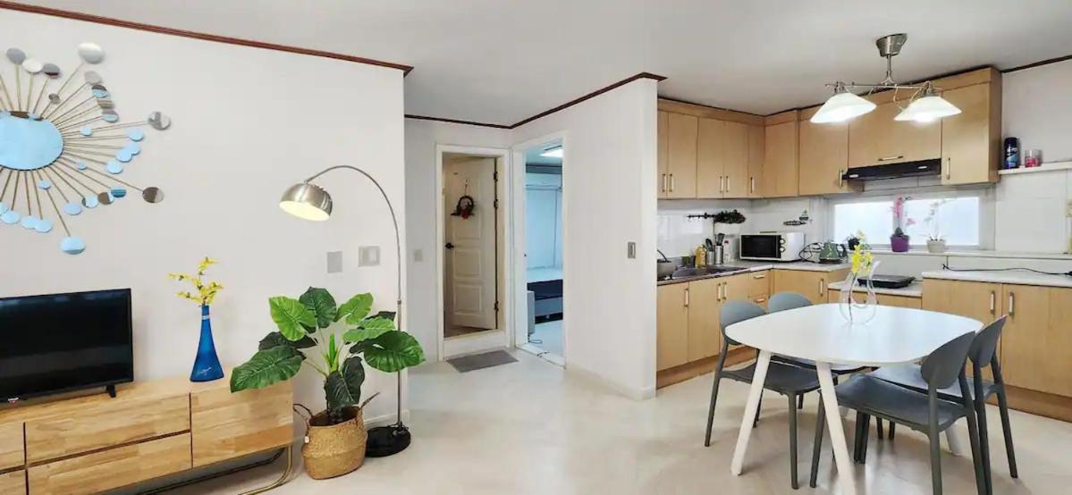 B-1 White Linen House Apartment