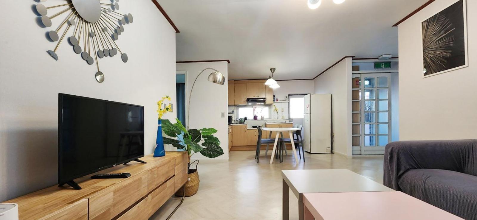 Apartment B-1 White Linen House *