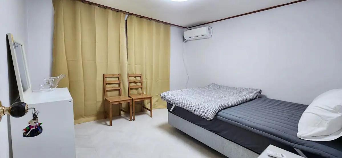Apartment B-1 White Linen House *