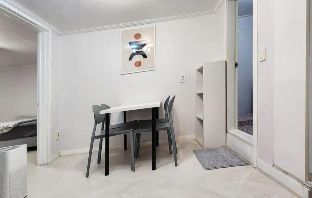 Apartment B-1 White Linen House