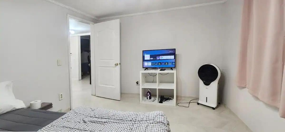 Apartment B-1 White Linen House