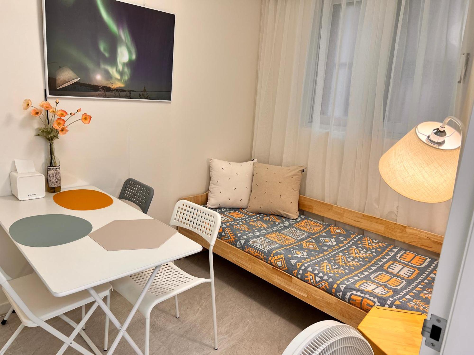 Comma 1 - Cozy Semi Basement Apartment *