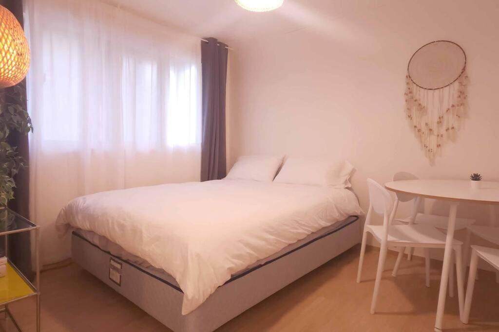 K-10 White Linen House