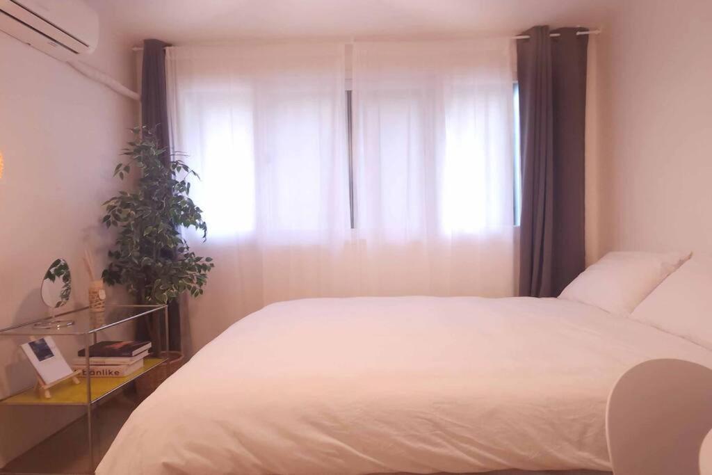 Apartment K-10 White Linen House