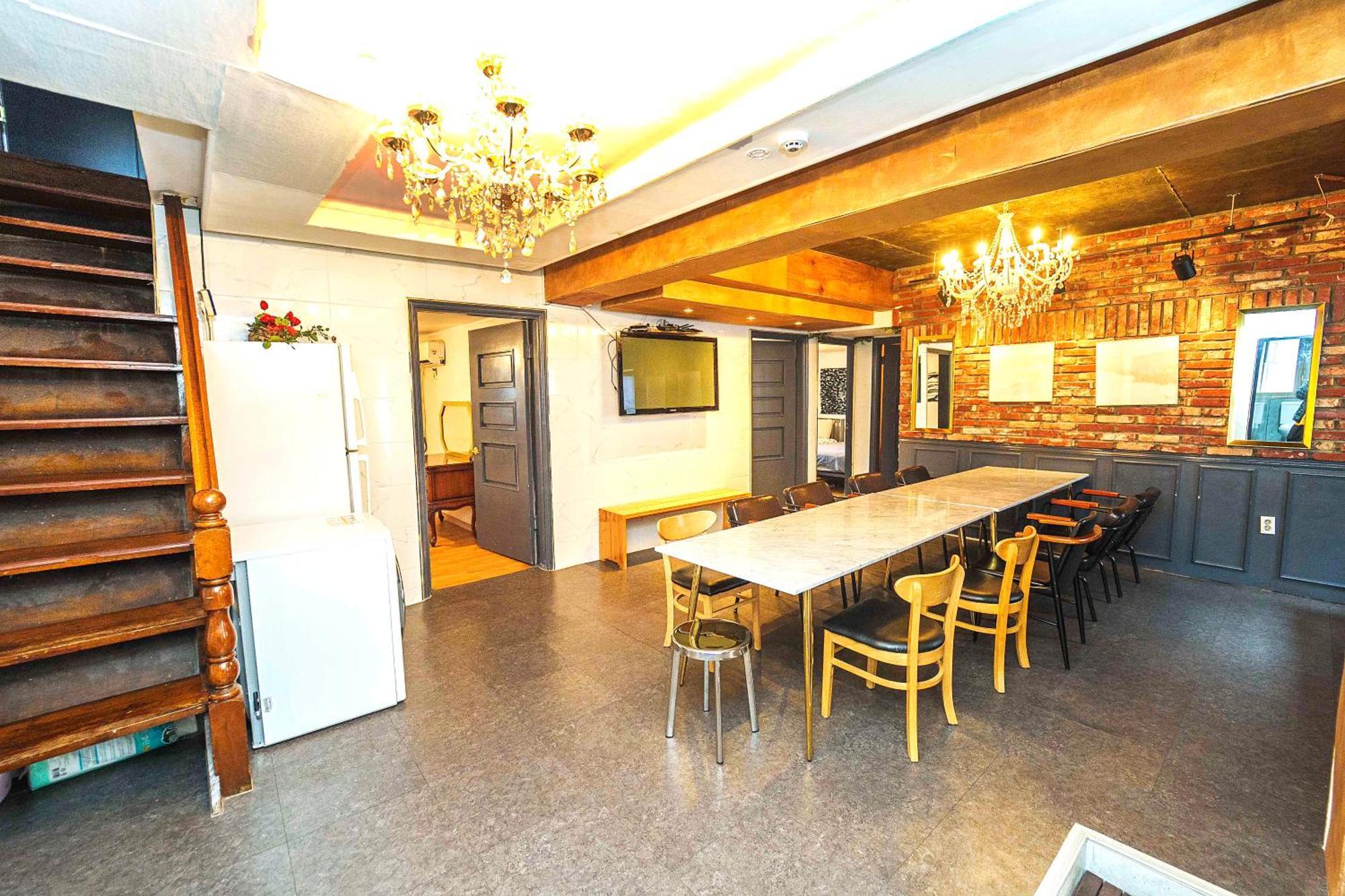 Gu & Anne House Sinchon Seoul