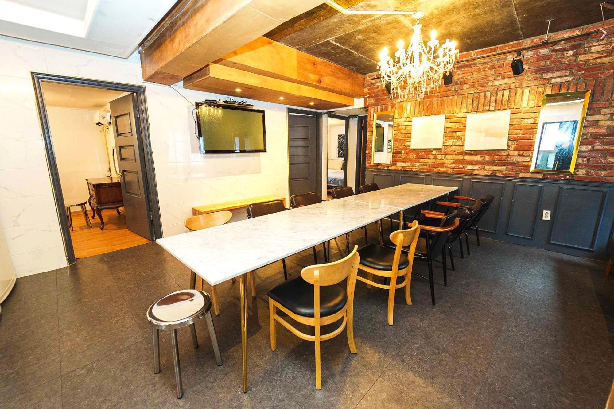 Gu & Anne House Sinchon Seoul