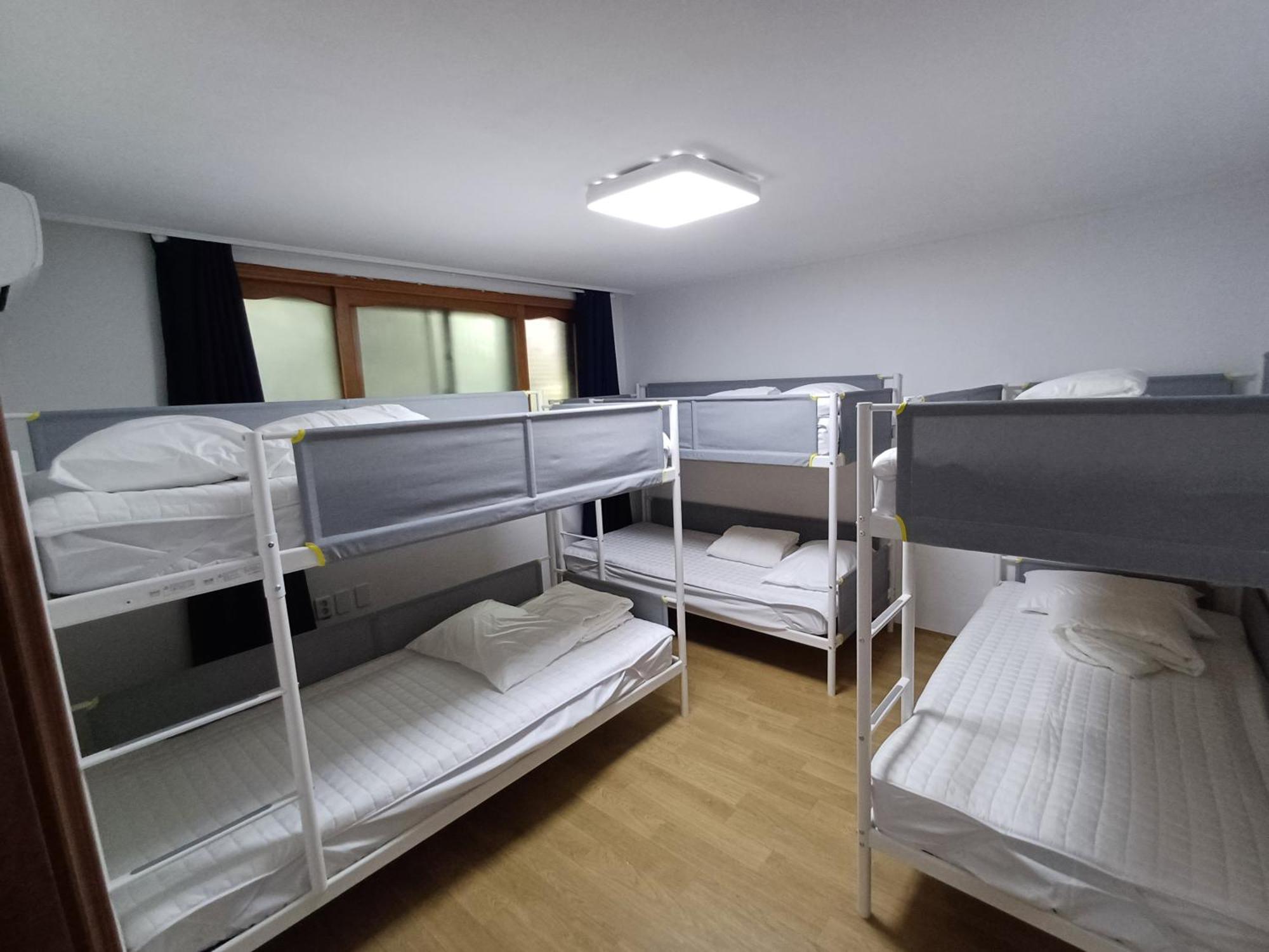 Ocean's - Foreigners Only Hostel Seoul