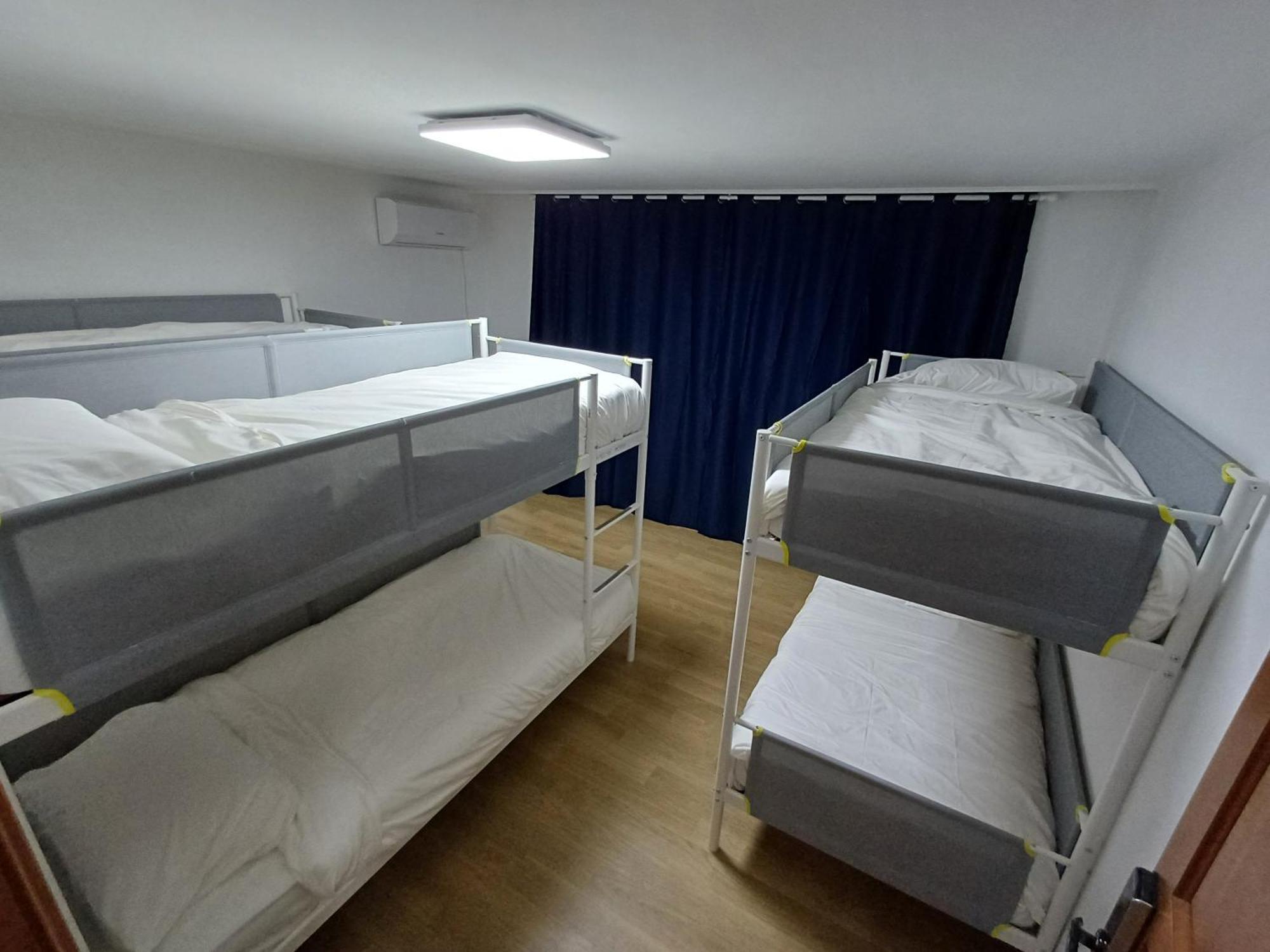 Ocean's - Foreigners Only Hostel *