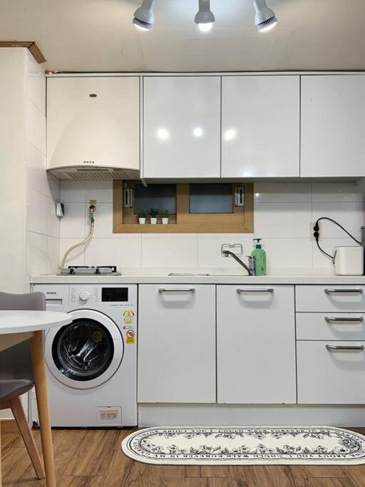 Station - 1 Minute Away - Cozy House