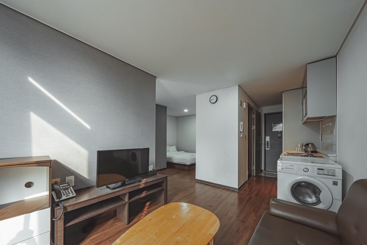 Brown Sinchon Hotel