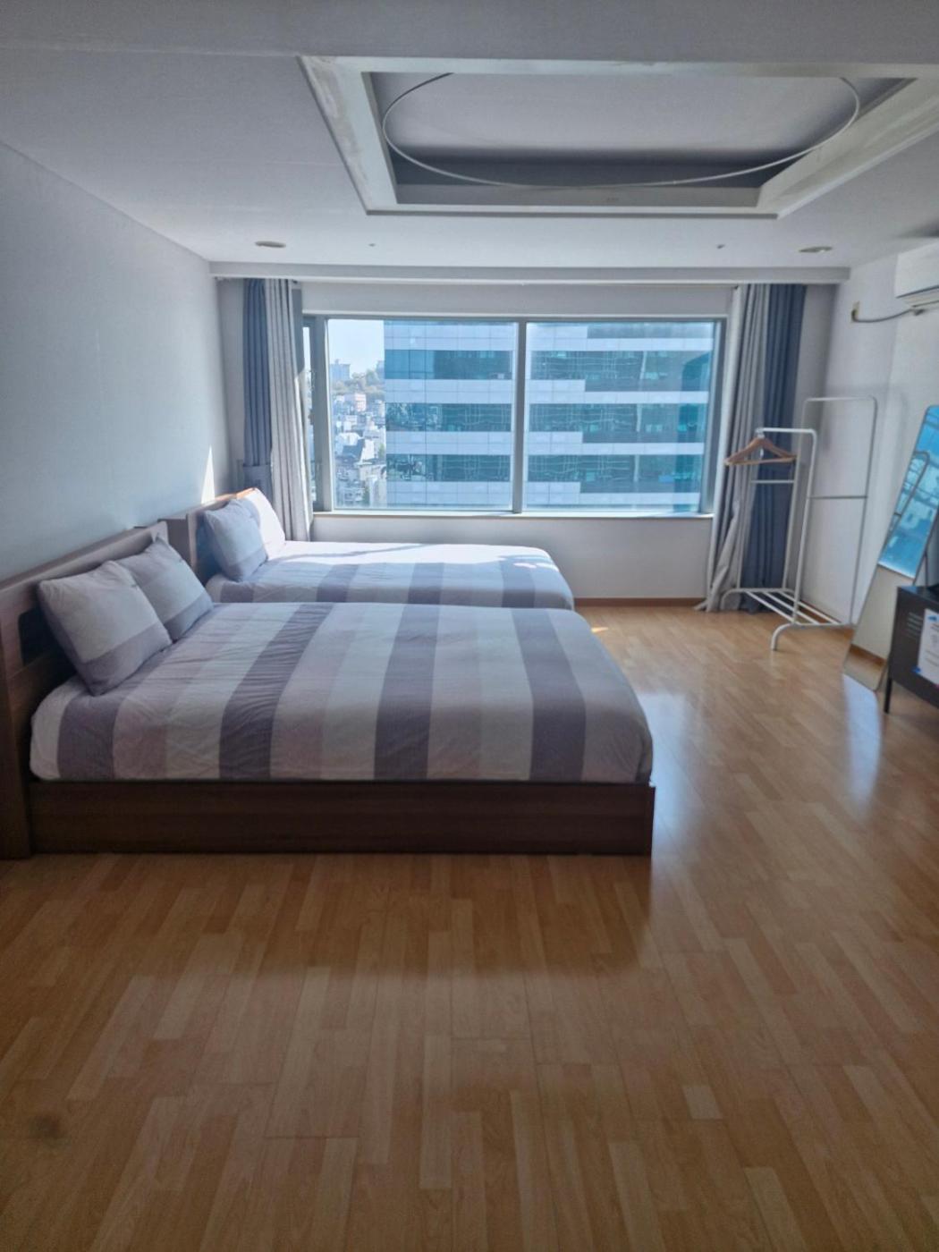 Hongdae 1min From Hongik Uni Station Exit #1 Apartment