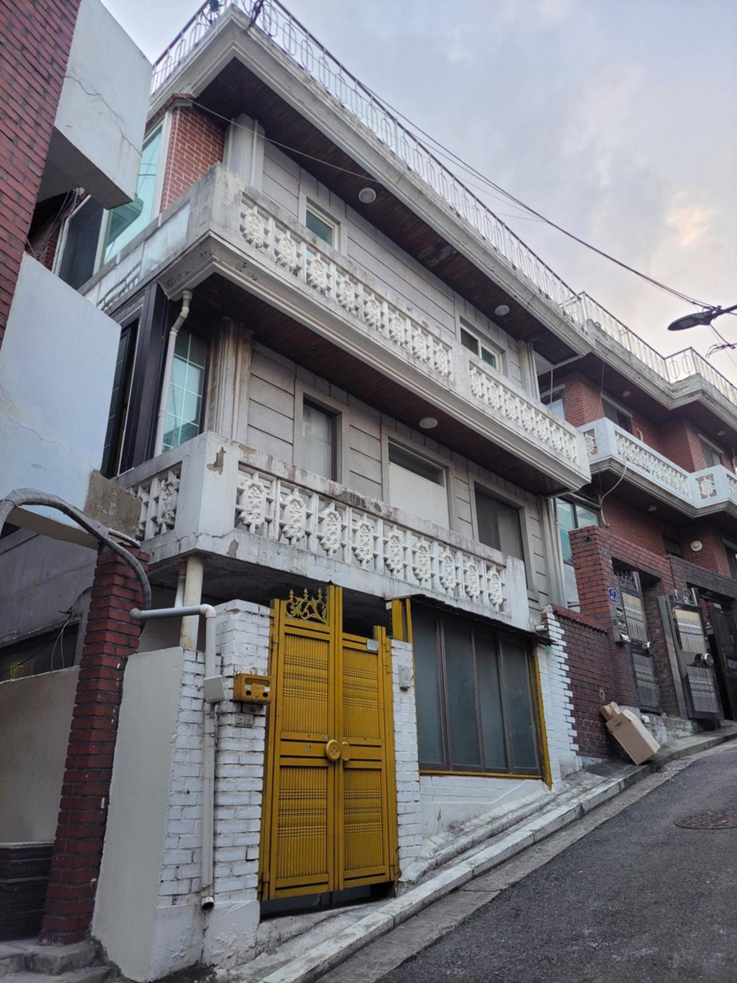 Spacious Newly Renovated #13 Apartment Seoul