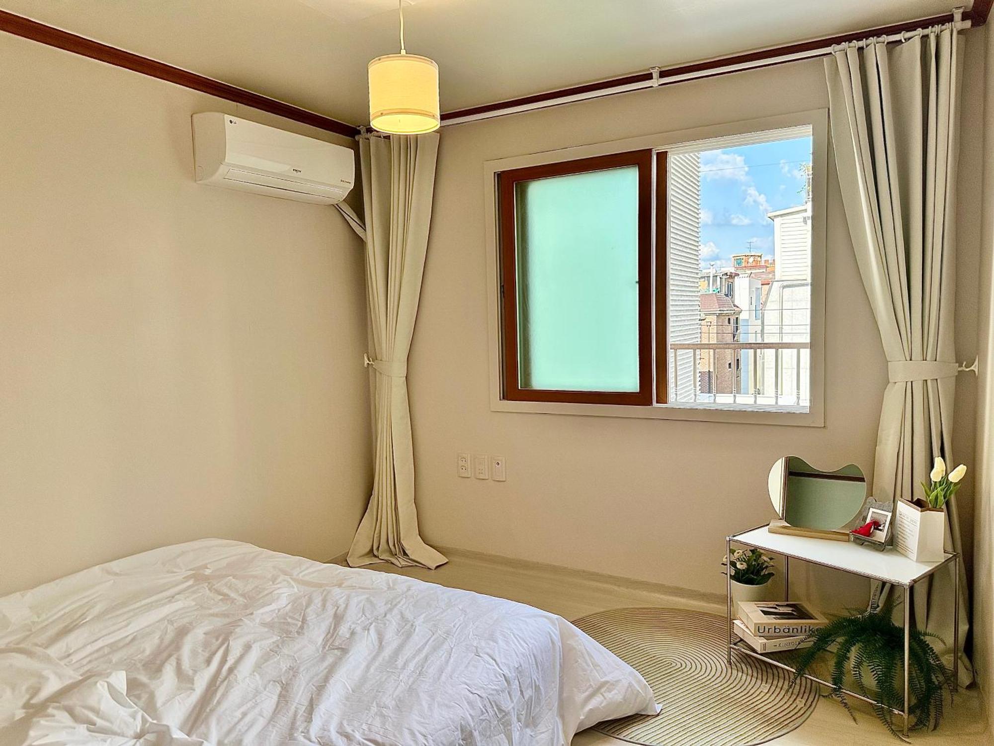 New, 3min To Hapjeong St, Airport Bus Stop, 10min To Hongdae & Mangwon Market, River Park, 2br 2qb Full Of Sunshine, Bedding, Nature Villa *