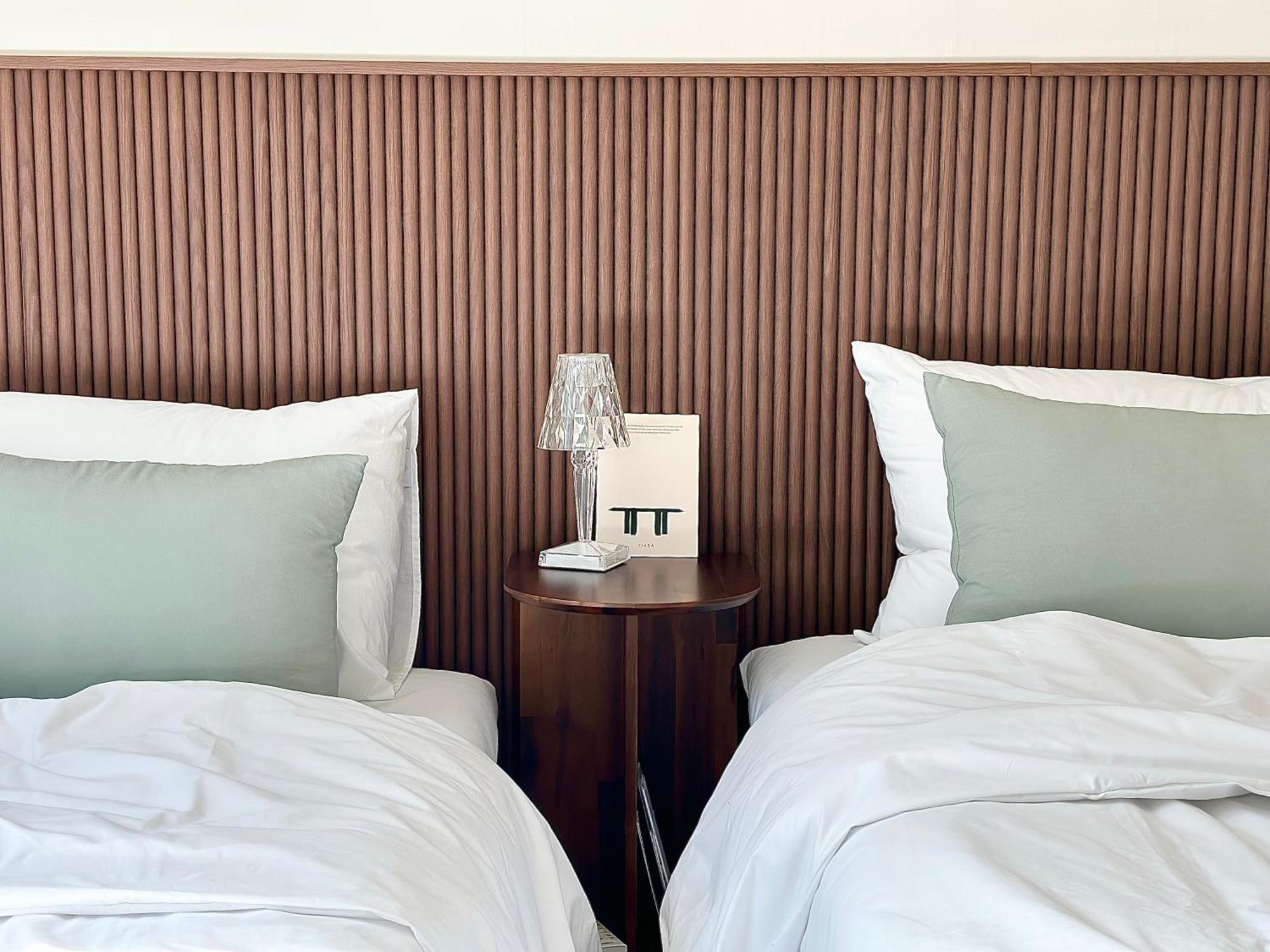 Villa New, 3min To Hapjeong St, Airport Bus Stop, 10min To Hongdae & Mangwon Market, River Park, 2br 2qb Full Of Sunshine, Bedding, Nature