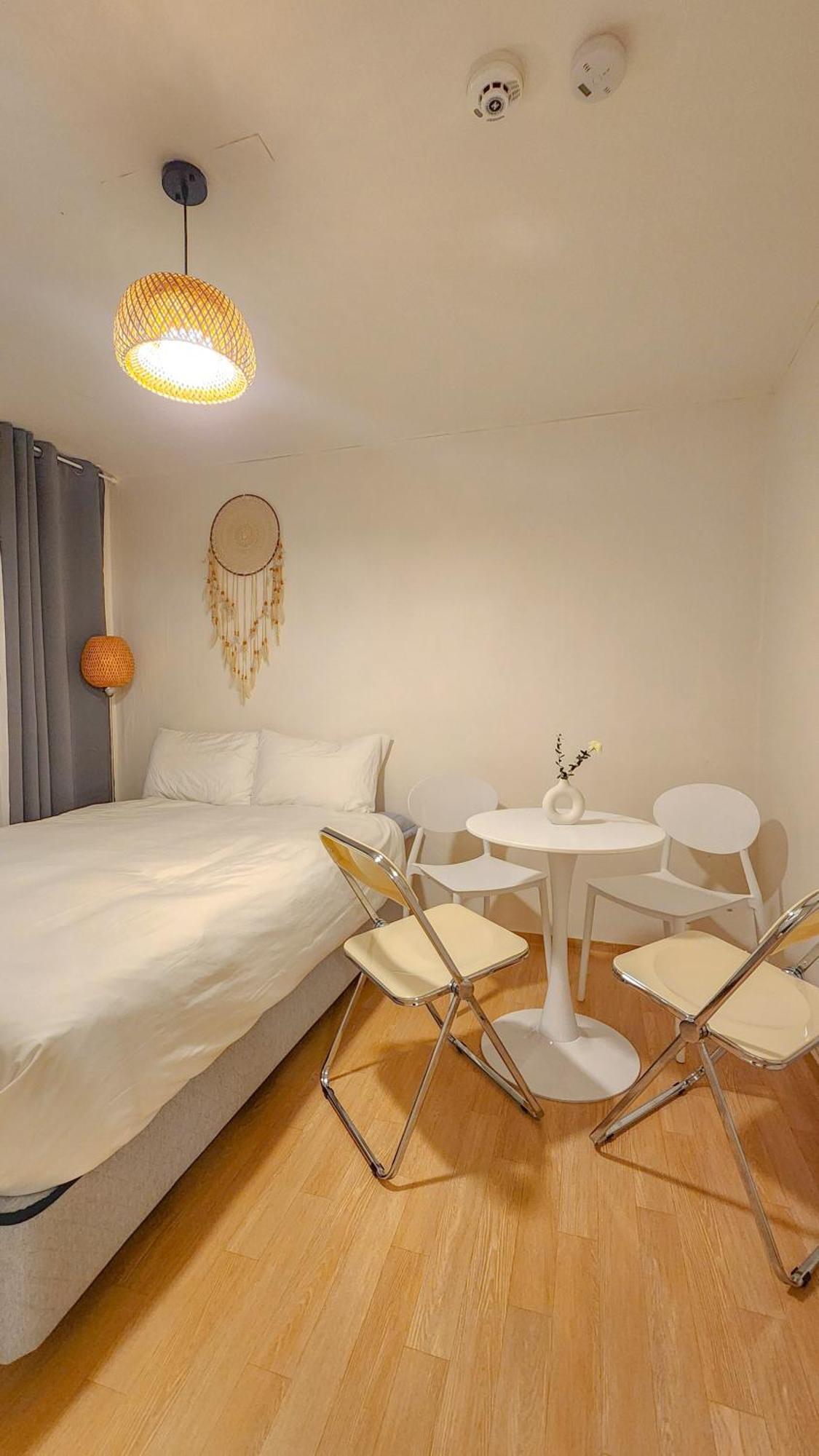 K-10 White Linen House *