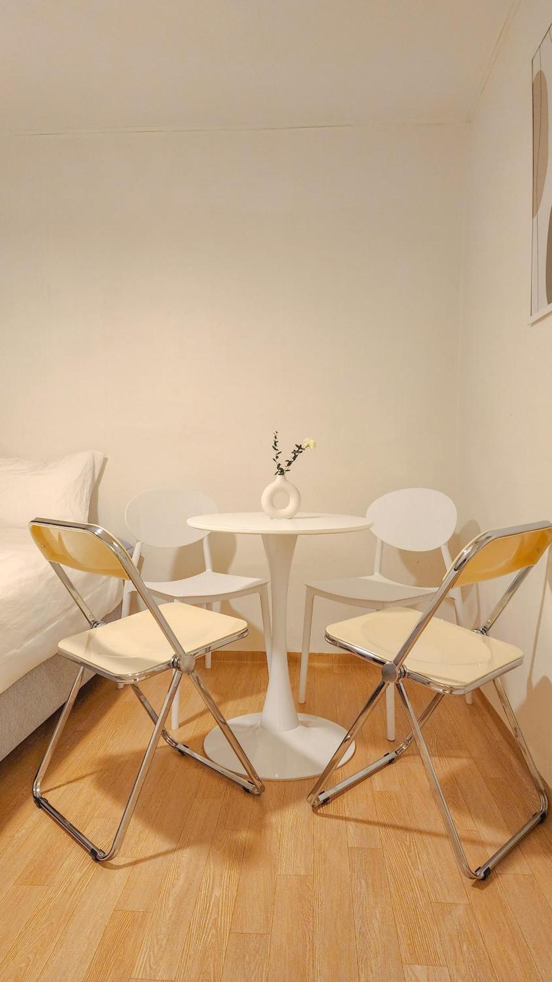Apartment K-10 White Linen House *