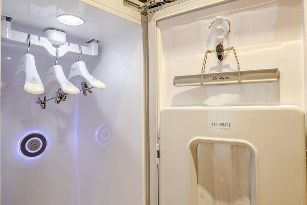 Modern Luxury In Gangnam With Cityview&wine * Seul