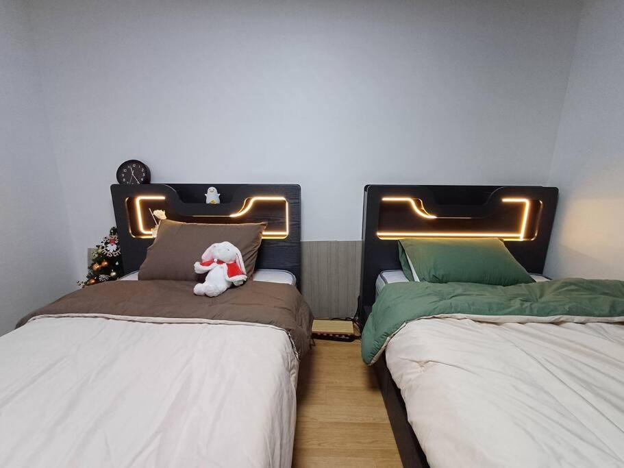 Two Cozy And Cool House Food Alley Apartment Seoul