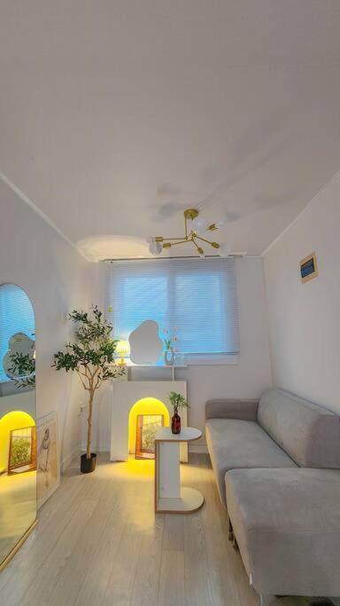 Apartment Hongdae Station House *