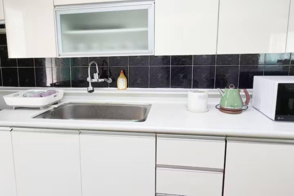 K-17 White Linen House Apartment *