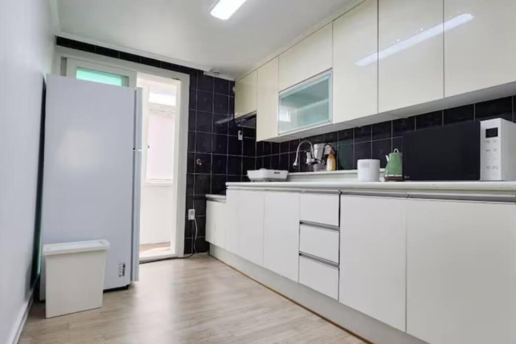 Apartment K-17 White Linen House