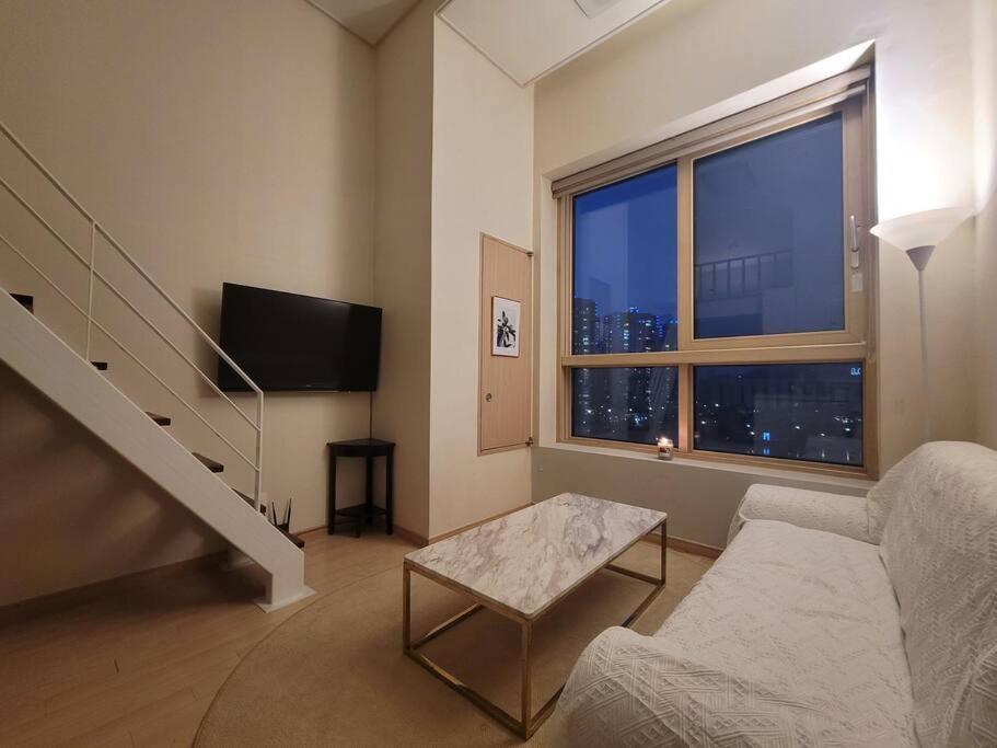 Apartment Comfortable Duplex House With View #seokchonlakeview #lotteworld
