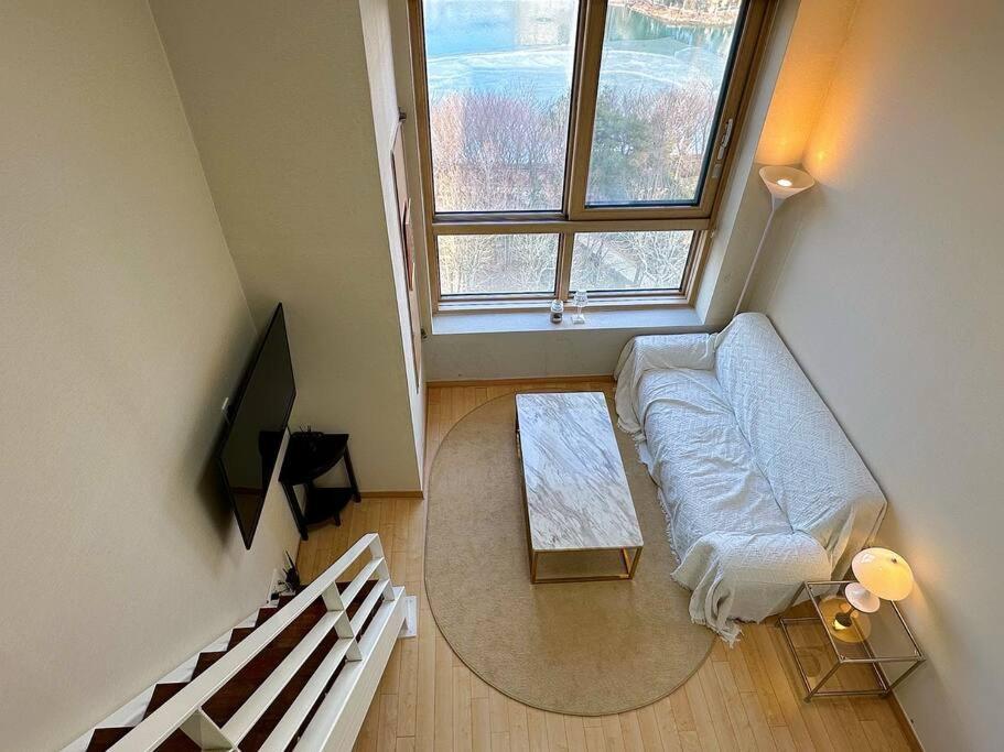 Apartment Comfortable Duplex House With View #seokchonlakeview #lotteworld Seoul