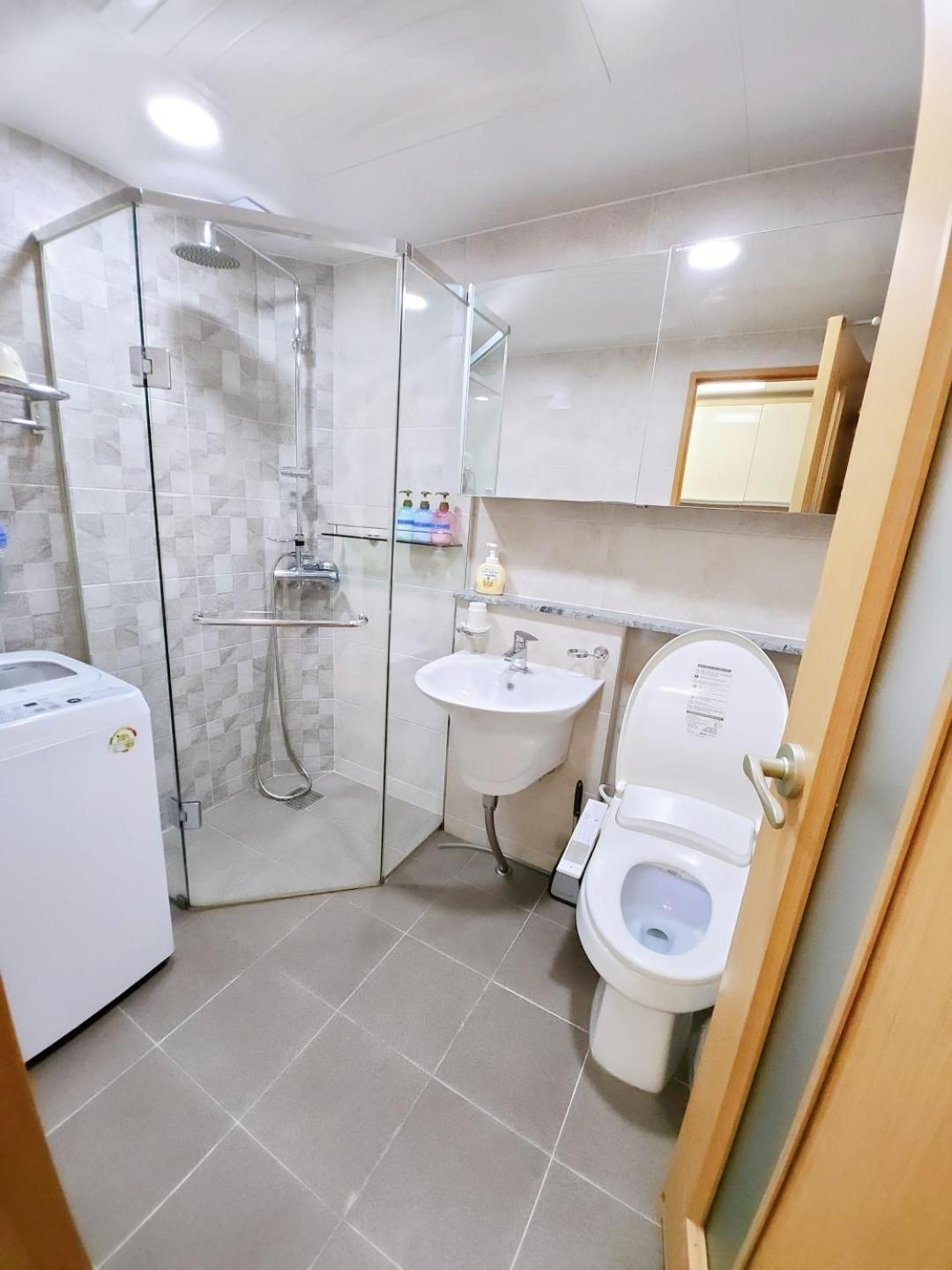 Apartment Hongdae Residence-2 1min From Hongik Uni Station Exit #1 *
