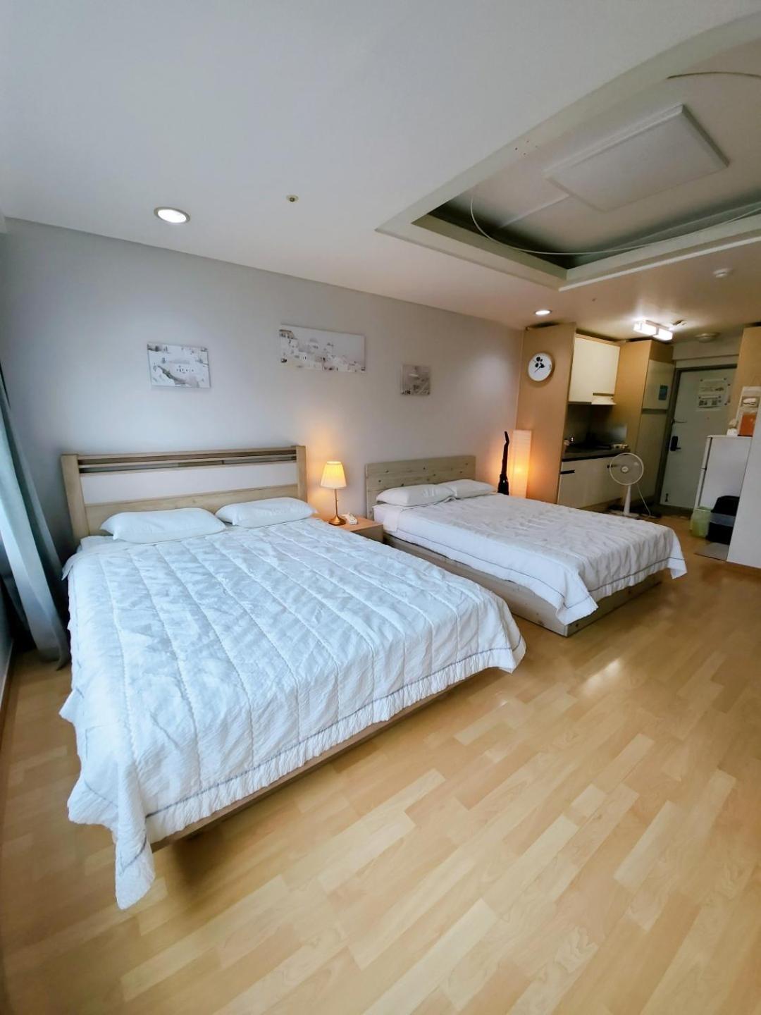 Hongdae Residence-2 1min From Hongik Uni Station Exit #1 Apartment