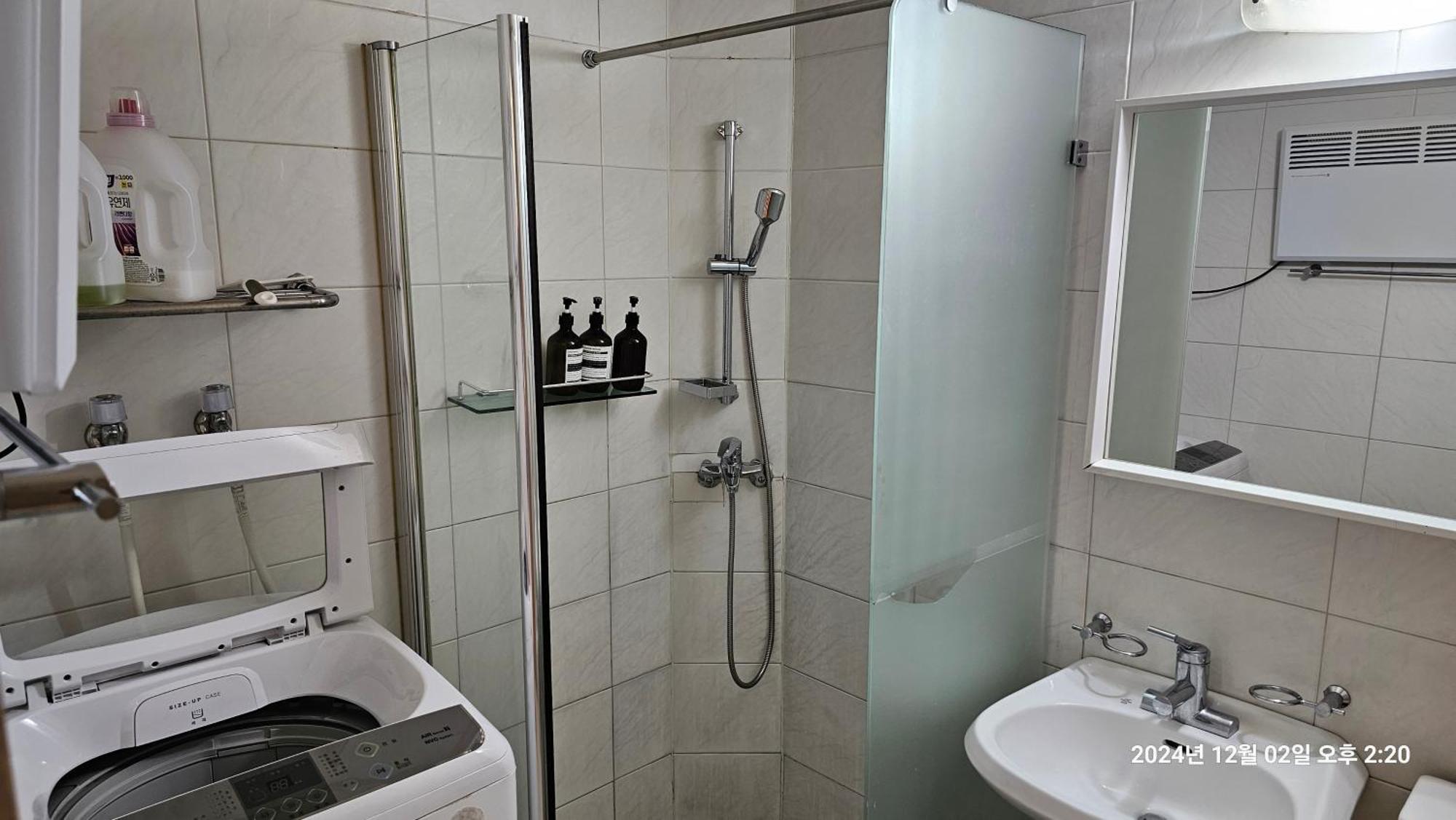 Apartment Hongdae Residence-2 1min From Hongik Uni Station Exit #1 Seoul