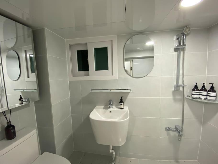 Station Apartment *