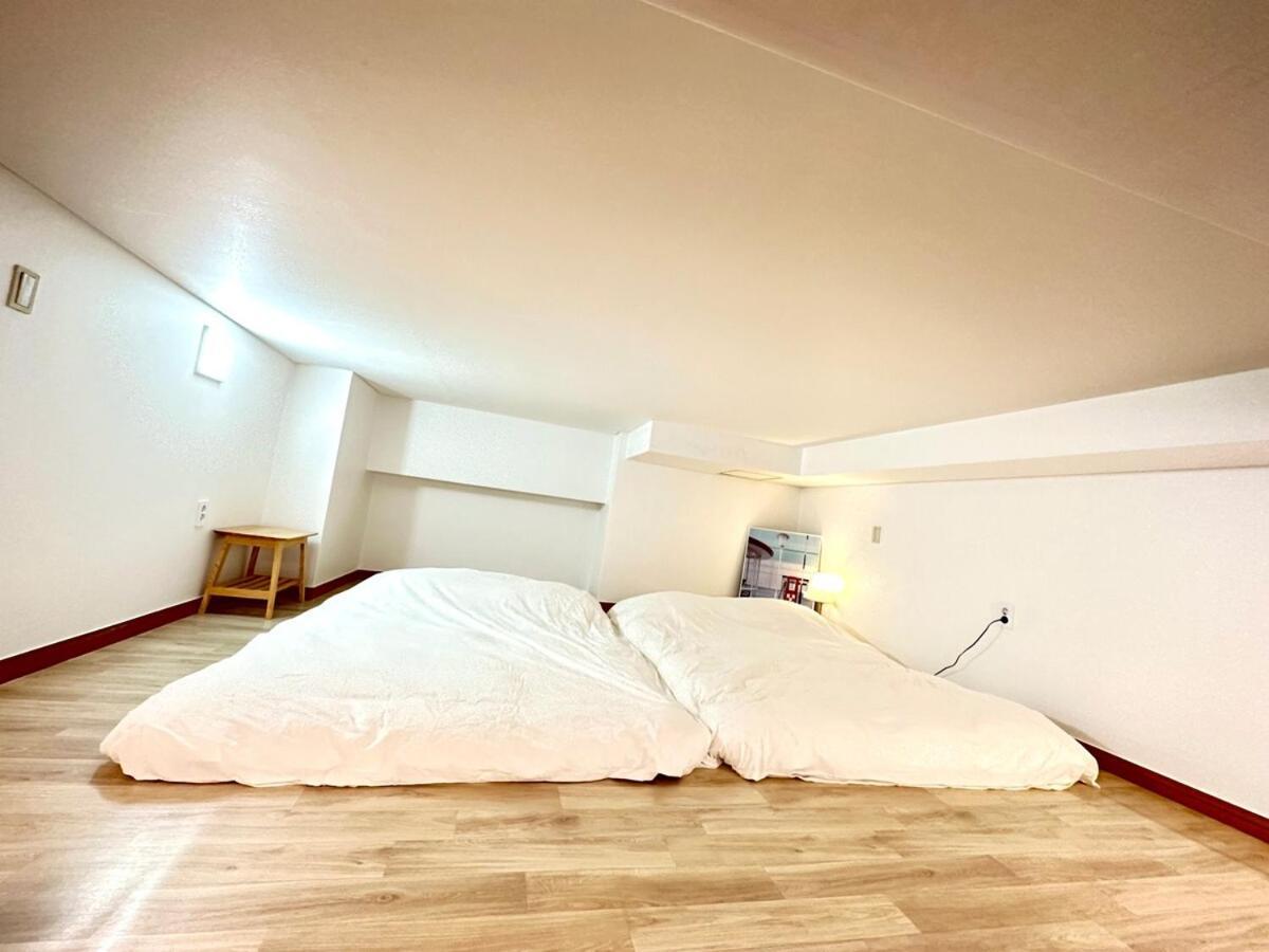 Spacious And Relaxing Duplex Hongik Stn 1min Apartment