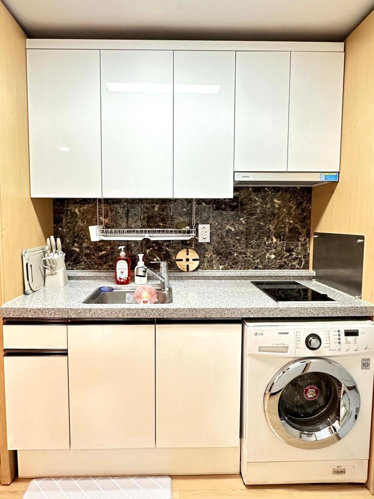 Spacious And Relaxing Duplex Hongik Stn 1min Seoul