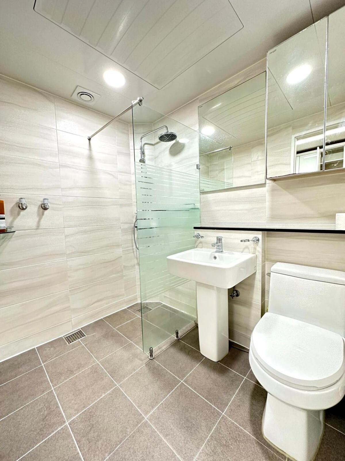 Spacious And Relaxing Duplex Hongik Stn 1min Apartment