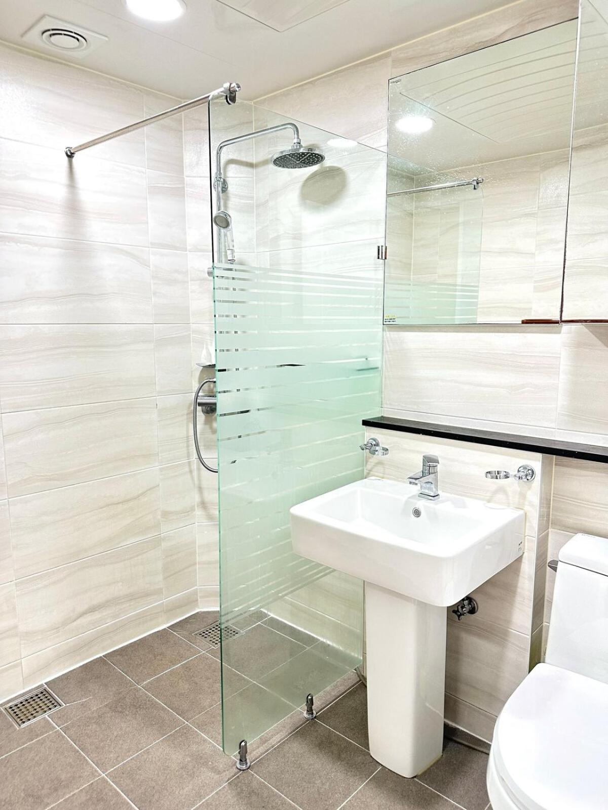 Spacious And Relaxing Duplex Hongik Stn 1min Apartment *
