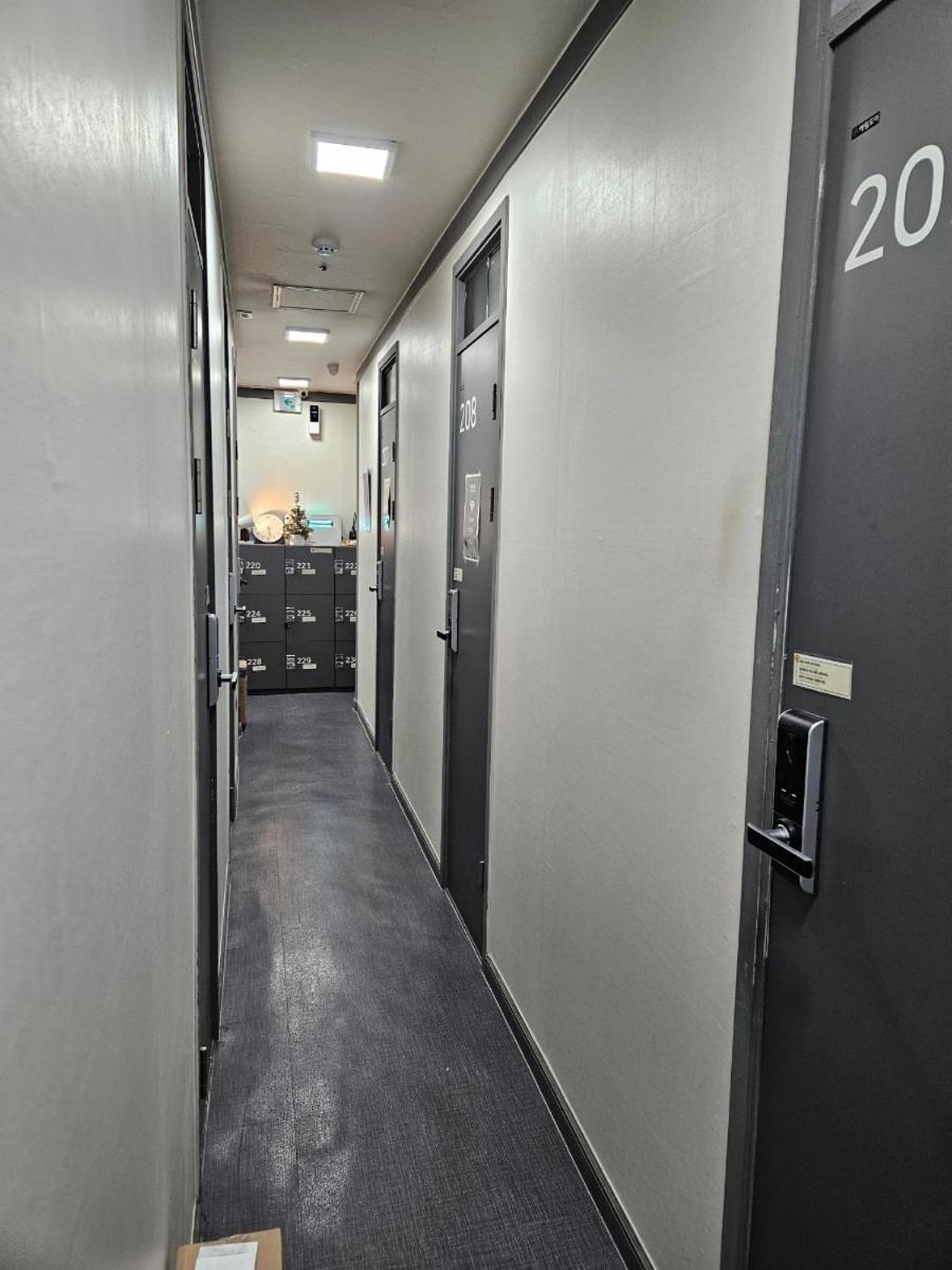 Capsule hotel Sunshinhongdeuni-men Only