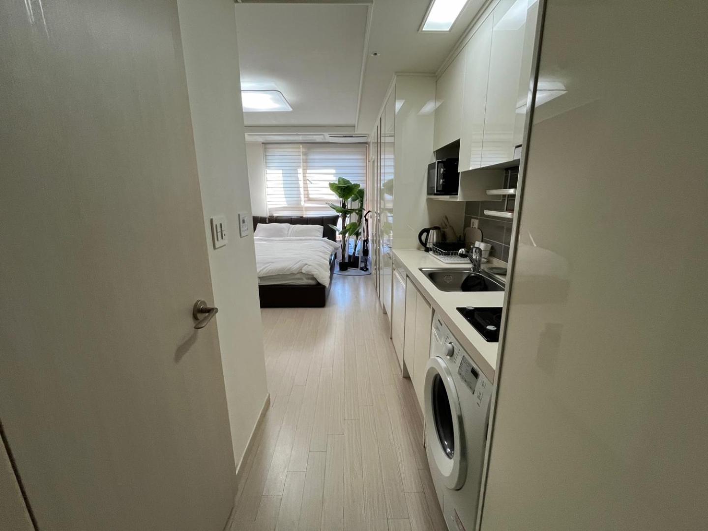 Gangnam House, Just 1 Mins From Sinnonhyeon Stn, 5 Mins From Gangnam Stn Apartment *