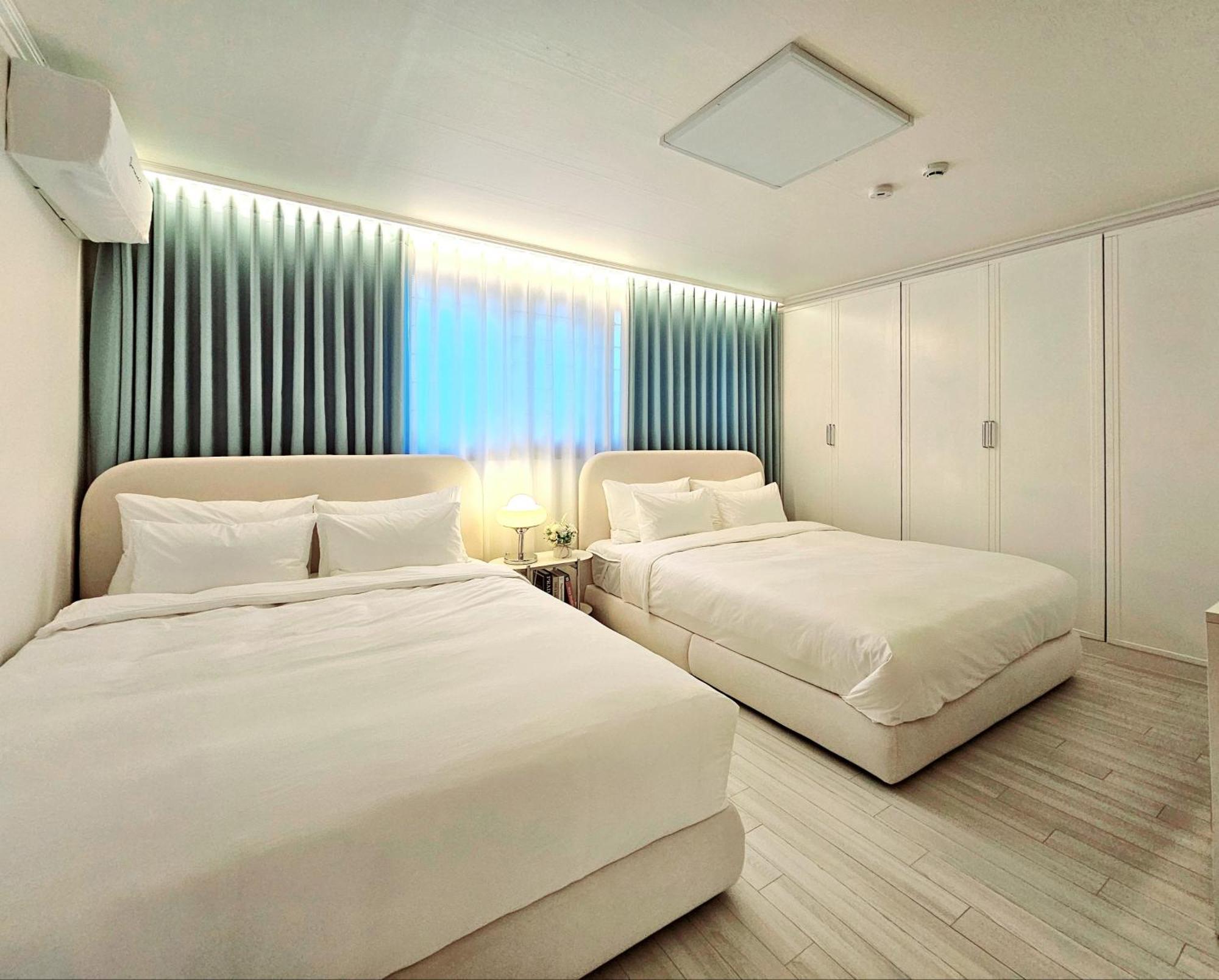 Apartment #new Open Sale#1 Stop To Hongdae Subway#3room 4bed 2bathtoom#cozy Rooftop#free Luggage Keeping#free Parking#close To K-pop Studio#many Restaurants Seoul