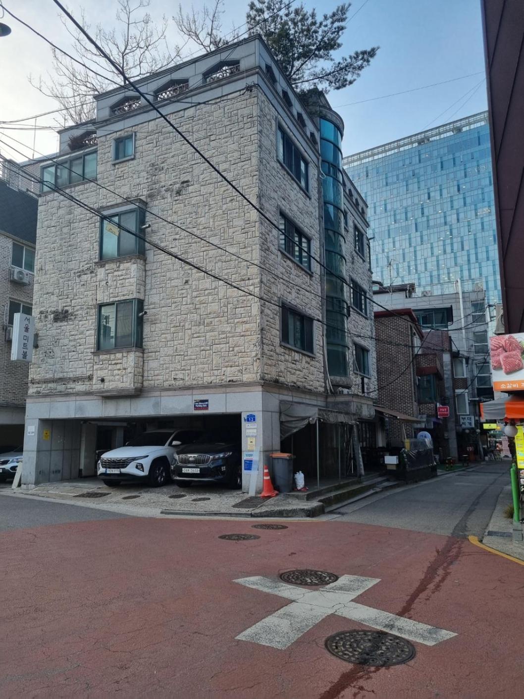 #new Open Sale#1 Stop To Hongdae Subway#3room 4bed 2bathtoom#cozy Rooftop#free Luggage Keeping#free Parking#close To K-pop Studio#many Restaurants