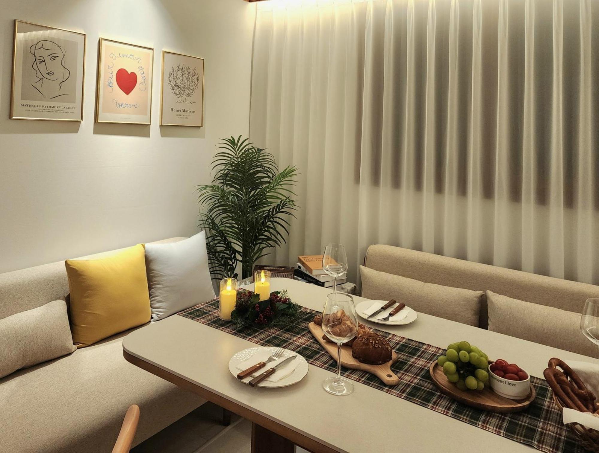 #new Open Sale#1 Stop To Hongdae Subway#3room 4bed 2bathtoom#cozy Rooftop#free Luggage Keeping#free Parking#close To K-pop Studio#many Restaurants