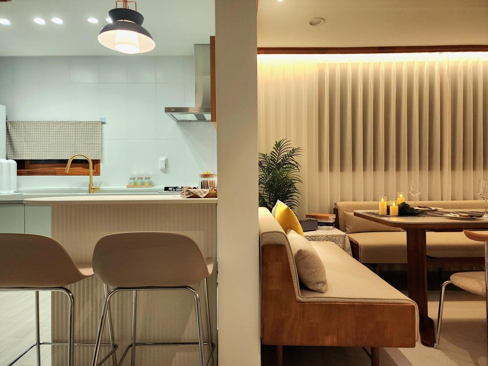 #new Open Sale#1 Stop To Hongdae Subway#3room 4bed 2bathtoom#cozy Rooftop#free Luggage Keeping#free Parking#close To K-pop Studio#many Restaurants Apartment