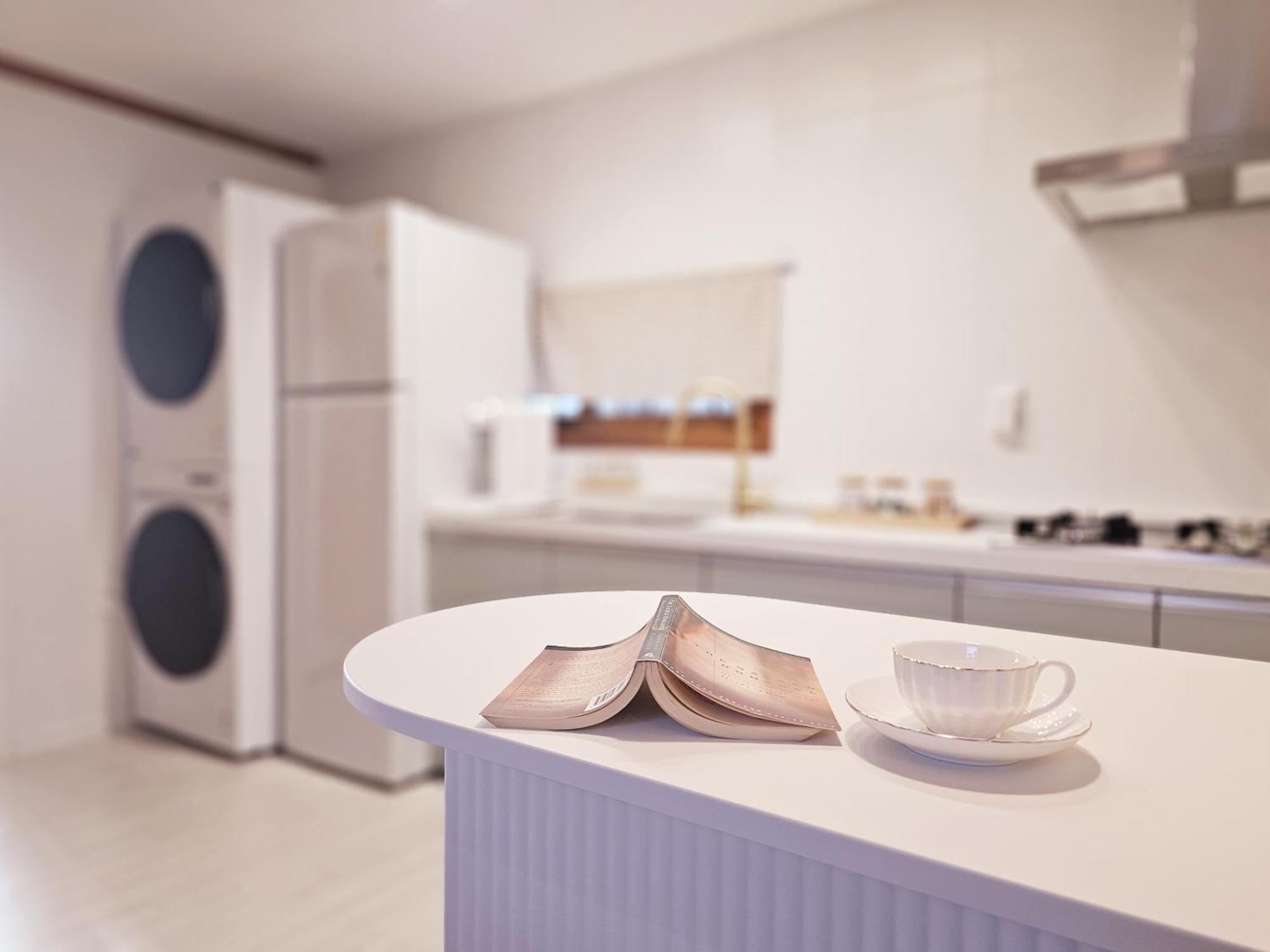 #new Open Sale#1 Stop To Hongdae Subway#3room 4bed 2bathtoom#cozy Rooftop#free Luggage Keeping#free Parking#close To K-pop Studio#many Restaurants Apartment *
