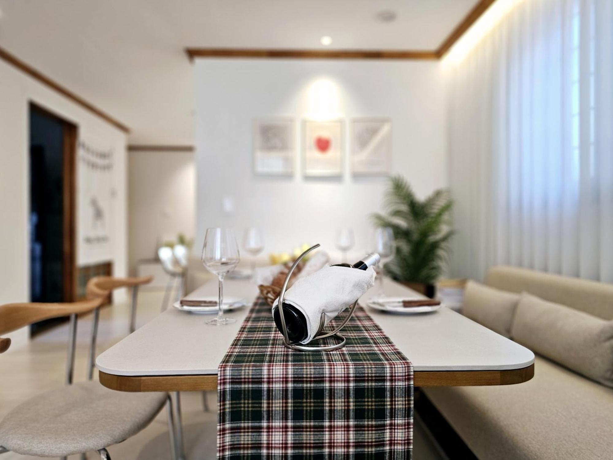 #new Open Sale#1 Stop To Hongdae Subway#3room 4bed 2bathtoom#cozy Rooftop#free Luggage Keeping#free Parking#close To K-pop Studio#many Restaurants *