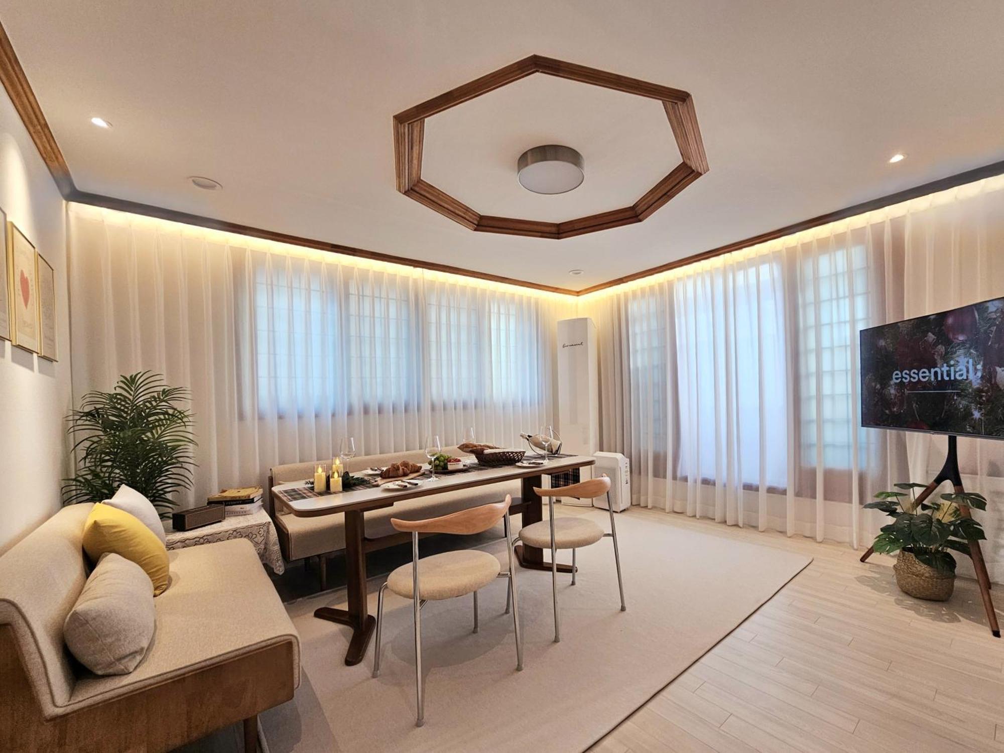 Apartment #new Open Sale#1 Stop To Hongdae Subway#3room 4bed 2bathtoom#cozy Rooftop#free Luggage Keeping#free Parking#close To K-pop Studio#many Restaurants *