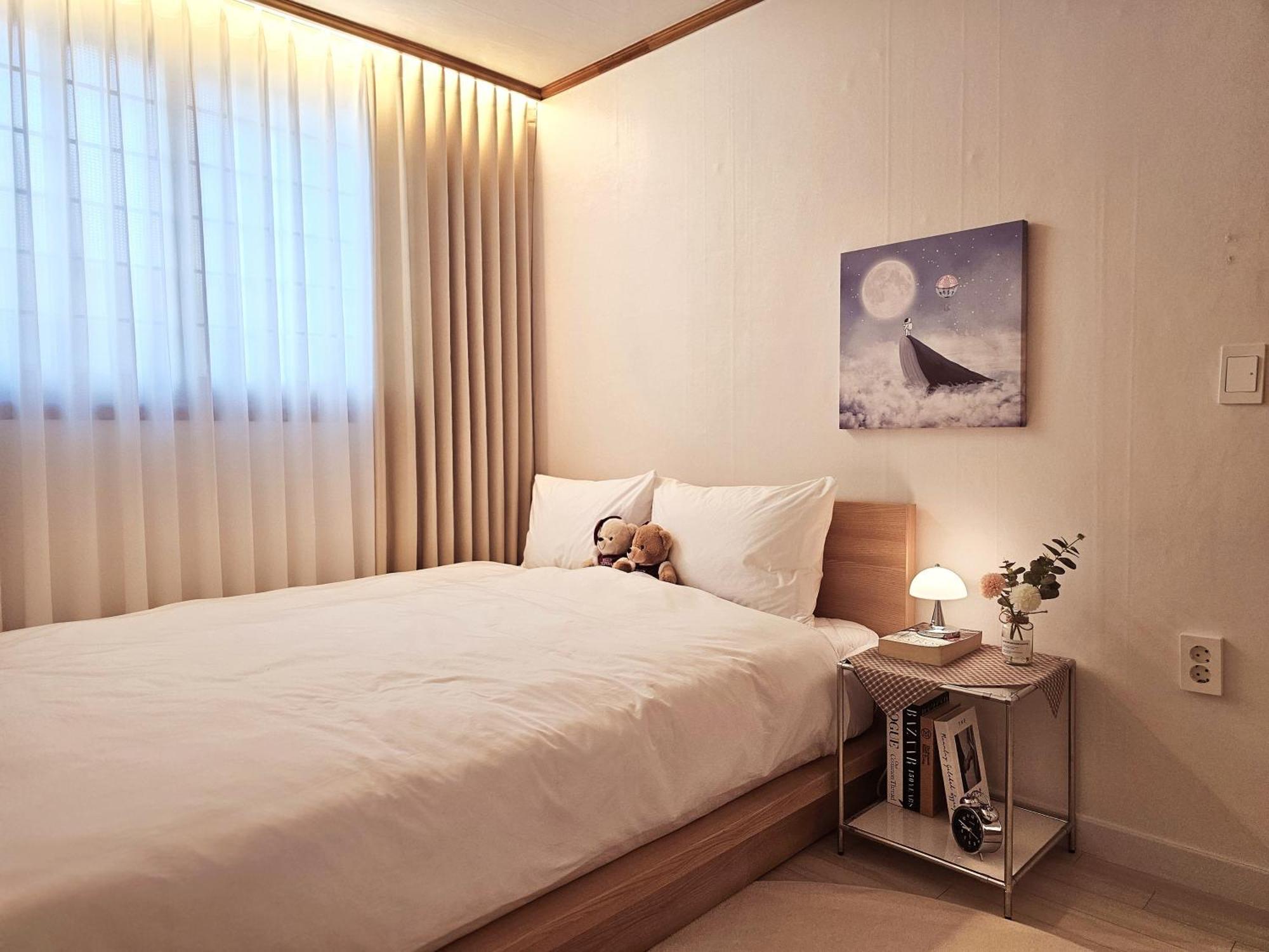 #new Open Sale#1 Stop To Hongdae Subway#3room 4bed 2bathtoom#cozy Rooftop#free Luggage Keeping#free Parking#close To K-pop Studio#many Restaurants Seoul