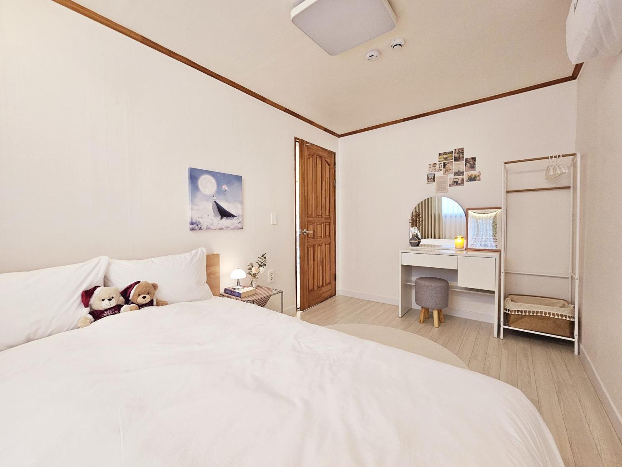 Apartment #new Open Sale#1 Stop To Hongdae Subway#3room 4bed 2bathtoom#cozy Rooftop#free Luggage Keeping#free Parking#close To K-pop Studio#many Restaurants