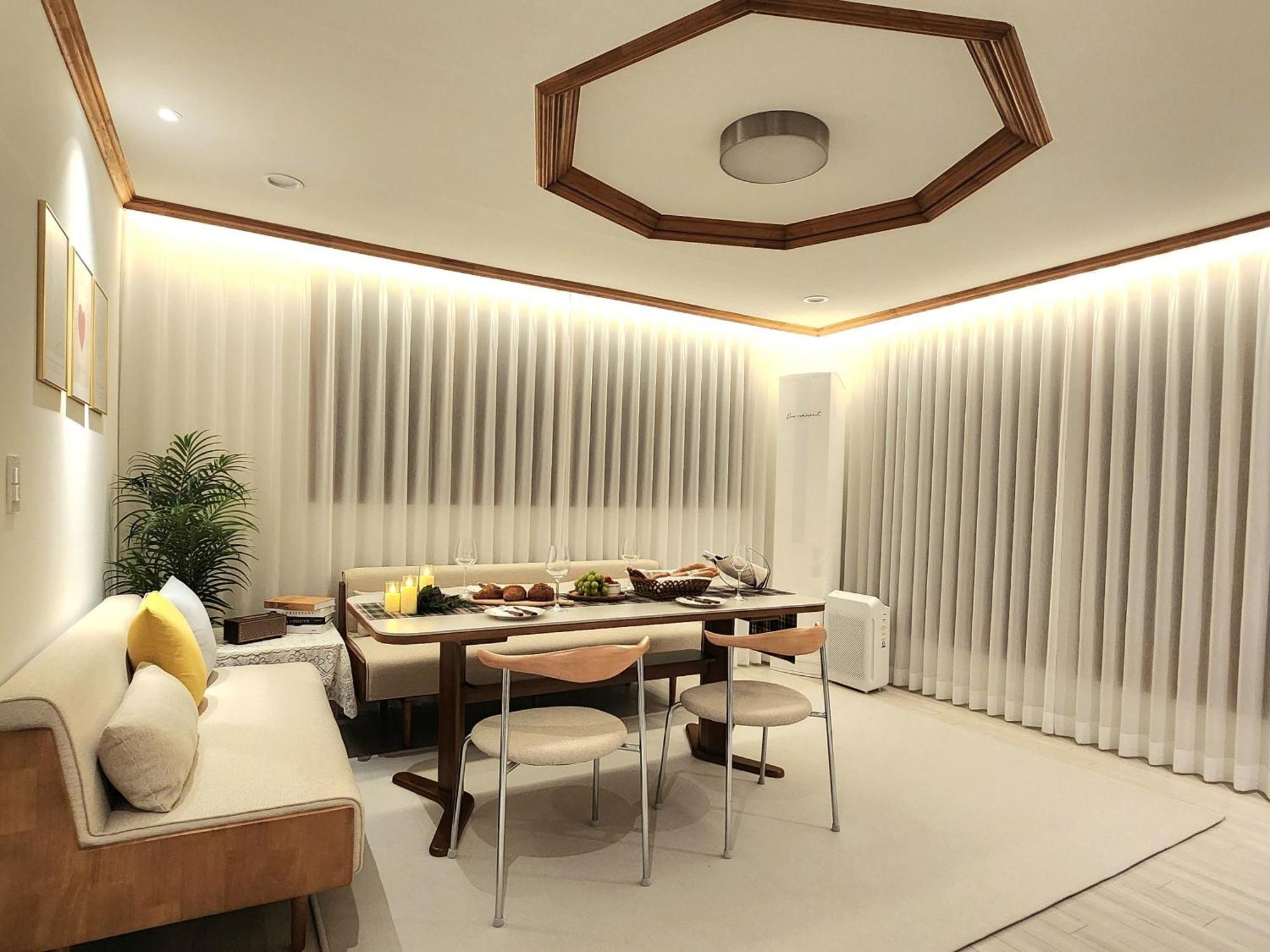 #new Open Sale#1 Stop To Hongdae Subway#3room 4bed 2bathtoom#cozy Rooftop#free Luggage Keeping#free Parking#close To K-pop Studio#many Restaurants * Seoul